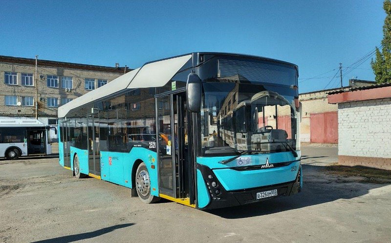 Новый электробус привезли в Воронеж с белорусскими комплектующими В столицу Черноземья прибыл МАЗ 303Е23 В ближайшее время его будут испытывать Кузов остекление передняя ось рулевой механизм тормозная система мультиплексная проводка являются белорусскими Мощность двигателя 150 кВт а запас хода на одном полном заряде до 250 км Это тот же образец что проходил испытания в петербургском Пассажиравтотрансе и второй электробус в Воронеже где уже испытывают ЛиАЗ 6274 в версии под ночную зарядку уточнили в телеграм канале Автобусы и вообще Блокнот Воронеж в МAХ Подпишись