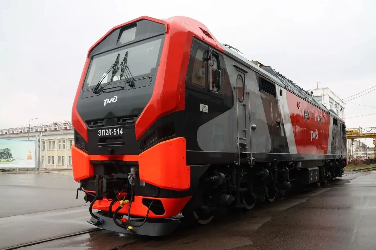 Локомотивы в новом дизайне для Санкт Петербурга Два электровоза ЭП2К в обновлённом стиле отправились в Северную столицу Их выпустил Коломенский завод входит в ТМХ Энергетические решения Специальная ливрея создана на основе творческой работы победителя конкурса РЖД который провели среди любителей железнодорожного транспорта Также для локомотивов разработана маска с обтекаемыми формами и буферные фонари которые подчёркивают гладкие графические линии кузова Новые электровозы будут водить пассажирские поезда курсирующие по направлениям Санкт Петербург Москва Бабаево Свирь Телеграмма РЖД Мы в MAX Каналы железных дорог
