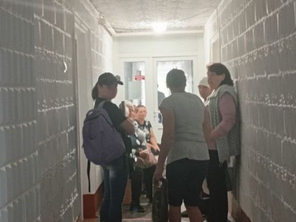 Мобильный социальный офис продолжает свою работу На этой неделе мобильный офис работал в двух сёлах Каховского округа. В Архангельской Слободе жители активно подают документы на оформление недвижимости. В этот раз это смогли сделать 42 человека, а также шестеро получили ИНН, и по одному человеку подали документы на СНИЛС и ОМС. А в Красном Перекопе услугами МСО смогли воспользоваться 11 человек, из них семеро занимались вопросами переоформления недвижимости, один человек открыл наследственное дело, два — подали на ИНН и один — СНИЛС. Жители отдаленных сёл очень благодарны сотрудникам МСО за возможность получения государственных услуг, не выезжая из родного села в другие более крупные населенные пункты, такие как Каховка, Геническ или Новотроицкое. Телефон горячей линии МФЦ: +7 800 301-99-99 Сайт Администрации Каховского МО VK ОК