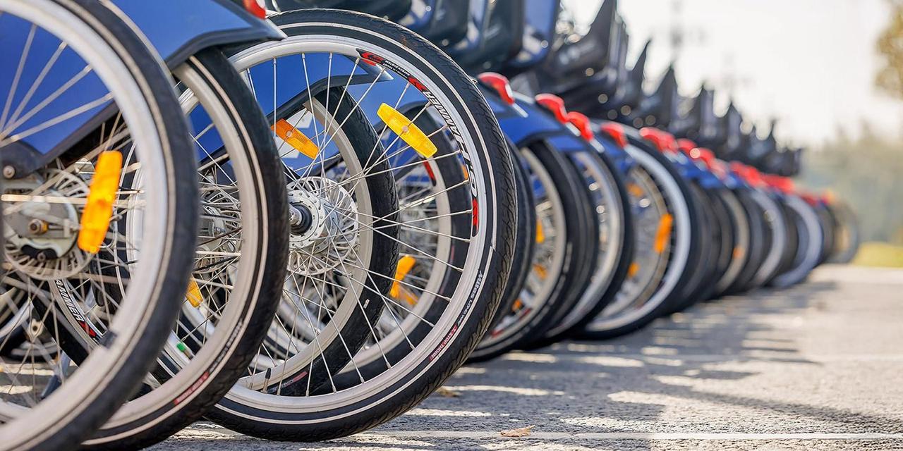 Этим летом в Москве появится прокат механических велосипедов сервиса «Велобайк» без привязки к станциям. Они будут располагаться преимущественно в парках. Оставить их можно будет в любой разрешенной зоне.