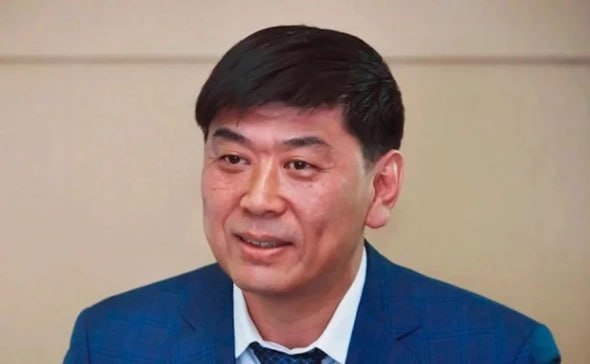 Защита снова пытается доказать смерть крабового короля Олега Кана Адвокаты требуют закрыть дело о контрабанде краба на 2 6 млрд рублей Рассмотрение ходатайства состоится 17 ноября во Фрунзенском районном суде Впервые информация о смерти крабодобытчика появилась в суде и просочилась в СМИ в феврале 2023 года Однако тогда она не была подтверждена документами В 2024 году защита предоставила медицинское свидетельство о смерти и настаивала на том что бизнесмен умер в Лондоне еще 14 февраля 2023 года Обвинение называло заявления о смерти крабового короля инсценировкой Подписывайтесь на РБК Восток