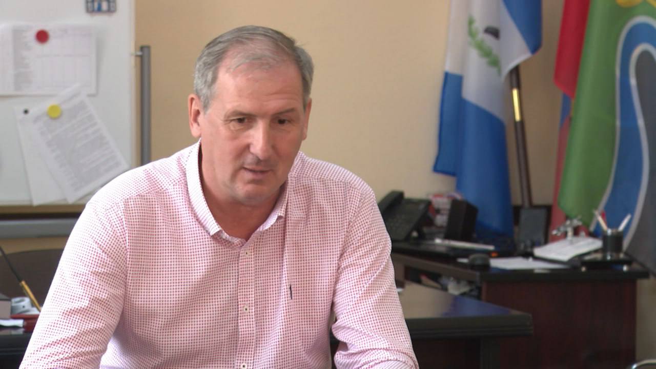 Экс-мэра Тулуна Юрия Кариха приговорили к 5 годам колонии общего режима   Также ему запрещено занимать госдолжности 3 года.  Он признан виновным по статьям о халатности, превышении и злоупотреблении полномочиями, а также растрате.  Он не обеспечил расселение 29 семей из аварийного общежития.  В 2020 году он незаконно включил жильцов 11 домов в список пострадавших от наводнения 2019 года, предоставив им жилье из госфонда, лишив права на жильё реальных пострадавших.  Также в 2020–2022 годах он присвоил муниципальный земельный участок, нанеся ущерб на 1,2 млн рублей, а в 2022 году передал другой участок сыну, причинив ущерб на 412 тыс. рублей.  Экс-мэр признал вину, заключил досудебное соглашение и возместил ущерб. Суд назначил ему 5 лет колонии общего режима и запрет на госдолжности на 3 года.