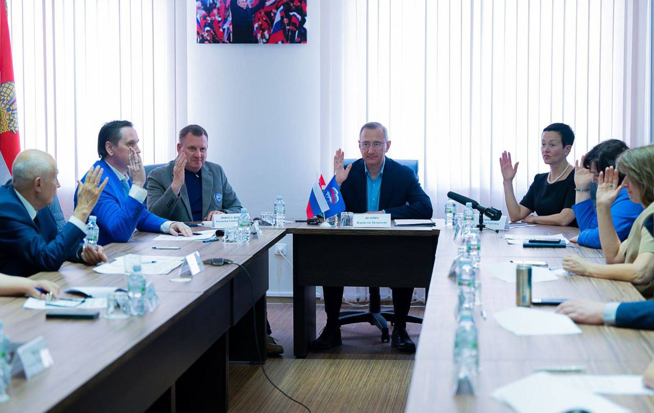 Президиум «Единой России» поддержал кандидатуру Владислава Шапши для выдвижения в губернаторы на новый срок Сегодня на заседании президиума политсовета регионального отделения партии озвучили итоговый список из 5 претендентов по единому избирательному округу в составе общеобластной части областного списка кандидатов в депутаты Заксобрания региона. Окончательное решение примут на партийной конференции в июне. «Время непростое, много вызовов. Особого внимания требует экономика, повышенной ответственности – социальная сфера. Работать предстоит исходя из этого. А также наказов избирателей, которые войдут в новую народную программу партии», — подчеркнул глава региона. Также президиум единогласно поддержал действующего губернатора Владислава Шапшу для дальнейшего выдвижения кандидатом от партии на новый срок. «Спасибо соратникам за доверие. Общее решение однопартийцы примут на Конференции. А самое главное – жители области во время выборов. Свою программу представлю позже», — Владислав Шапша. Прислать новость Заказать рекламу
