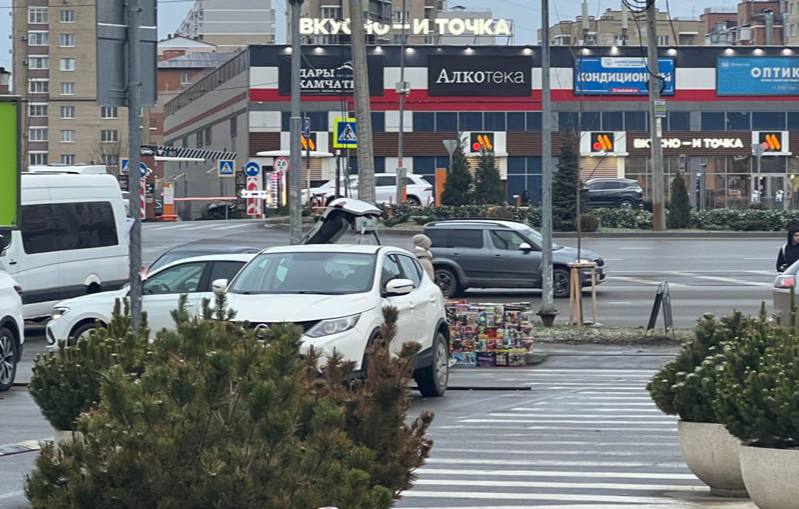 Торговля пиротехникой посреди тротуара   «На Петра Метальникова приехала легковушка и начала выгружать ящиками пиротехнику. На продажу, с кучей прилепленных ценников. Насколько я знаю, это незаконно», - пишет автор.  Интересно, детям тоже продают петарды без проблем подобные торгаши?     /фото/