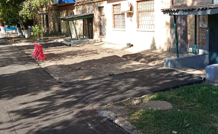 После критики от Слюсаря власти привели в порядок двор в Сальске  Жители пожаловались Юрию Слюсарю на состояние двора, когда врио губернатора Ростовской области приезжал в Сальск после ночной атаки беспилотников.   Они рассказали, что коммунальщики после ремонта аварийного участка теплотрассы оставили ямы разрытыми. Несколько месяцев жильцы добивались от местных властей наведения порядка, но безрезультатно.  Глава региона назвал это безалаберностью коммунальщиков и поручил в краткие сроки навести порядок.  За неделю во дворе засыпали ямы, заасфальтировали проезд, обустроили подходы к подъездам и парковочные места. По просьбам жильцов также завезён грунт для клумбы, которую жители планируют благоустроить своими силами.