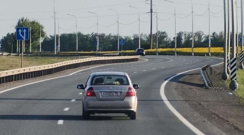 Правительство РФ направит почти 5 4 млрд руб на обновление дорог в Донбассе и Новороссии Правительство России направит финансирование в размере почти 5 4 млрд руб на обновление дорожной инфраструктуры в исторических регионах Об этом сообщила пресс служба кабмина До конца 2025 года в Донецкой и Луганской Народных Республиках Херсонской и Запорожской областях пройдут работы по восстановлению дорожного покрытия на нескольких участках трасс а также искусственных дорожных сооружениях На эти цели выделено почти 5 4 млрд рублей проинформировали в Правительстве С помощью выделенных средств будет обновлено не менее 31 км различных участков дорог Работа проводится в рамках программы восстановления объектов дорожной инфраструктуры на территориях ЛНР ДНР Запорожской и Херсонской областей на период 2024 2026 годов Ранее заместитель Председателя Правительства РФ Марат Хуснуллин и Глава ЛНР Леонид Пасечник подписали программу приведения в нормативное состояние автомобильных дорог ЛНР сроком до 2030 года В документе детально прописаны сроки и объемы финансирования работ по всем видам дорог