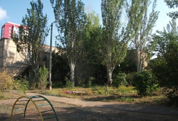 В Волжском охранник детского сада задержал рецидивиста  Охранник детского сада № 105 «Мальвина» в Волжском Волгоградской области помог задержать преступника, разыскиваемого за кражи.   Ранее судимый 50-летний мужчина приходил в дошкольные учреждения под видом устройства на работу и воровал деньги и ценные вещи.