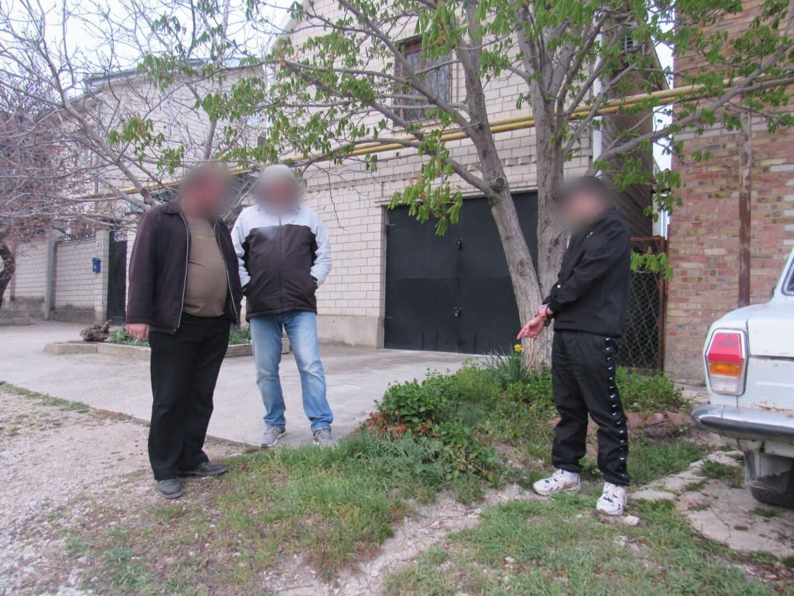 В Феодосии полицейскими завершено расследование уголовного дела в отношении молодого человека по 32 фактам покушений на незаконный сбыт наркотических средств Следственным отделом ОМВД России по г. Феодосии окончено производство по уголовному делу по обвинению 22-летнего жителя г. Севастополя в совершении 32 фактов преступлений, предусмотренных ч. 3. ст. 30, ч. 4 ст. 228.1 УК РФ покушение на незаконный сбыт наркотических средств, совершенный с использованием электронных и информационно-телекоммуникационных сетей включая сеть «Интернет» . В апреле текущего года оперуполномоченными отделения по контролю за оборотом наркотиков ОМВД России по г. Феодосии на одной из улиц города был задержан молодой человек, который вел себя подозрительно. В результате проведенных оперативно-розыскных мероприятий полицейские установили, что парень неоднократно занимался оборудованием тайников с наркотическими средствами на территории города. В ходе личного досмотра подозреваемого, а также в результате проведенного обыска по месту жительства и из оборудованных тайников с закладками оперативники изъяли из незаконного оборота всего более 270 граммов наркотических средств. Экспертиза подтвердила, что представленные на исследование вещества являются производным эфедрона общим весом 66,76 гр и N-метилэфедрона общим весом 208,76 гр. Максимальное наказание за совершенные преступления - до 20 лет лишения свободы. Злоумышленнику избрана мера пресечения в виде содержания под стражей. В настоящее время уголовное дело направлено в суд. #МВДКрыма #ПолицияФеодосии #ОКОН #Эфедрон #ПокушениеНаСбыт #32факта #БорьбаСнаркотиками #ИзъялиСинтетику