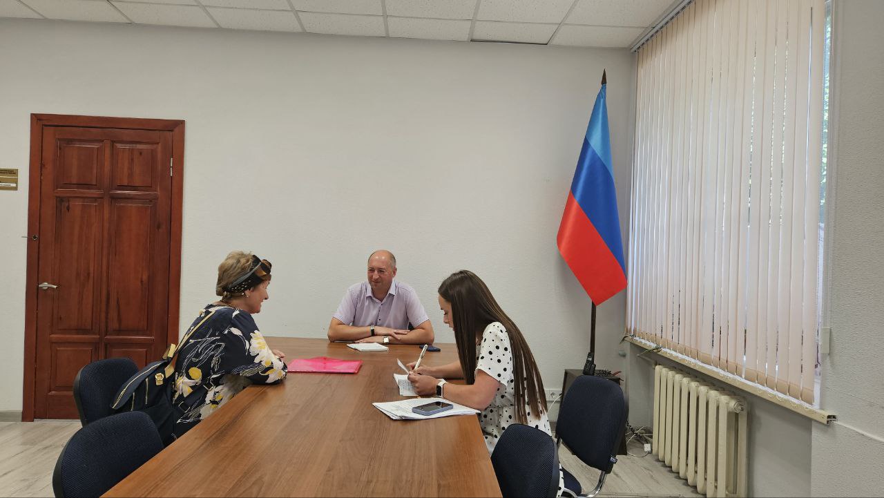 Сергей Крамаренко провел еженедельный прием граждан Сегодня у Главы Славяносербского муниципального округа Сергея Крамаренко состоялся еженедельный личный прием граждан. Прием граждан Главой муниципалитета – важный канал обратной связи, для того, чтобы наиболее эффективно разобраться в проблеме и оказать помощь. На этот раз жители с. Трехизбенка и пгт. Славяносербск обсудили с Сергеем Анатольевичем вопросы ремонта разрушенного частного домостроения и выдачи справки о наличии земельного участка. Заявители получили необходимые разъяснения по всем вопросам. А структурным подразделениям Администрации даны поручения для детального изучения и решения вопросов.