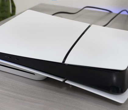 Sony сделала для Японии доступную версию PlayStation 5 Sony в рамках презентации State of Play Japan анонсировала новую версию игровой консоли PlayStation 5 Slim Судя по всему устройство сделали чтобы подстегнуть продажи на родном для компании рынке