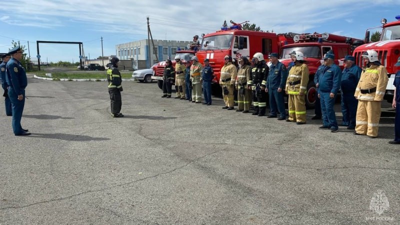 Завтра, 19 июня, в крае пройдут пожарно-тактические учения Каждый из выбранных объектов представляет собой уникальные условия для отработки навыков тактики и стратегии. Проводя анализ планировок, специалисты уделят особое внимание путям эвакуации и возможности быстрого реагирования на экстренные ситуации. Участники учений будут обучены оперативному взаимодействию с сотрудниками учреждений, что позволит эффективно контролировать ситуацию и минимизировать последствия возможных чрезвычайных происшествий. Подразделения первого пожарно-спасательного отряда города Барнаула ликвидируют условный пожар в ПАО «Сбербанк России» по улице Комсомольский, 106а. Просим граждан сохранять спокойствие. Вся информация на сайте.