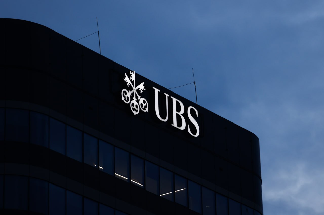 Арбитражный суд Москвы 16 сентября решил взыскать с UBS AG  Швейцария  в пользу Газэнергобанка  Калуга  10,1 млн евро и $10,2 млн.  Как сообщается в резолютивной части решения, размещенной на сайте 4 октября, денежные средства должны быть взысканы в рублях по курсу ЦБ РФ на день выплаты.  В материалах дела отмечается, что Газэнергобанк в июле 2023 года подал в суд иск к Credit Suisse AG  Швейцария  о взыскании 10,1 млн евро и $10,2 млн.   Фото: Jakub Porzycki/NurPhoto via Getty Images