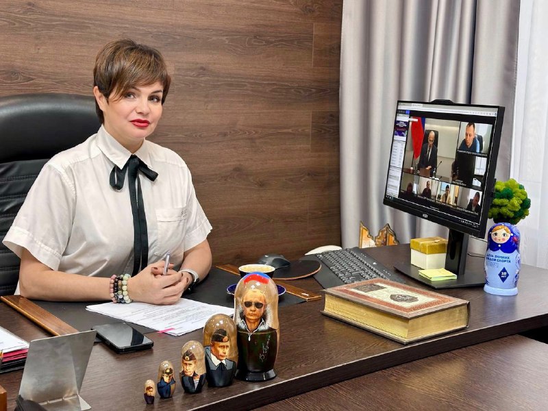 «Вопрос о целесообразности массированного «оваряживания» курской власти звучит все чаще и громче», - считает политолог Владимир Слатинов, комментируя назначение чиновницы из Белгорода на пост врио министра спорта Курской области. Новость о назначении Натальи Жигаловой действительно вызвала бурное обсуждение в соцсетях. В основном куряне возмущены еще одним варягом в правительстве. Теперь не из самарского, а белгородского десанта. По мнению Слатинова, назначение Жигаловой вызвало у курян такую же яростную реакцию, как и приход в министерство образования и науки Натальи Леоновой, бывшего директора цирка. Но она хотя бы местная. «Неужели для сферы спорта у нас нет своих талантливых и состоятельных кадров, скажем, из тех же успешных руководителей спортшкол?» - этот вопрос буквально «висит» сейчас в курских соцсетях. И, если честно, то содержательный ответ на него мы вряд ли услышим, - размышляет Слатинов. Он считает, что Александр Хинштейн «отягощен масштабными коррупционными историями у местных элит и, видимо, производящими неизгладимое впечатление на врио губернатора курским кумовством и протекционизмом. Поэтому токсичность местных элит в его глазах, увы, велика, а доверие к ним подорвано». При этом доктор политических наук замечает, что в курском публичном поле, не говоря уже про кулуарные разговоры, фронды в отношении «варяжских» назначений становится все больше. И приглашенных из других регионов начальников может стать больше, если слухи о ближайших переменах в таких важных отраслях как строительство и экология с природными ресурсами подтвердятся. «Тогда общественность и элиты начнут воспринимать такую кадровую политику откровенно враждебно. Так что Александр Евсеевич, возможно, начнет либо искать новый баланс в кадровых решениях, либо, хотя бы отчасти, уравновешивать «варяжский» тренд», - резюмирует политолог. ПОДПИСАТЬСЯ ПРЕДЛОЖИТЬ НОВОСТЬ