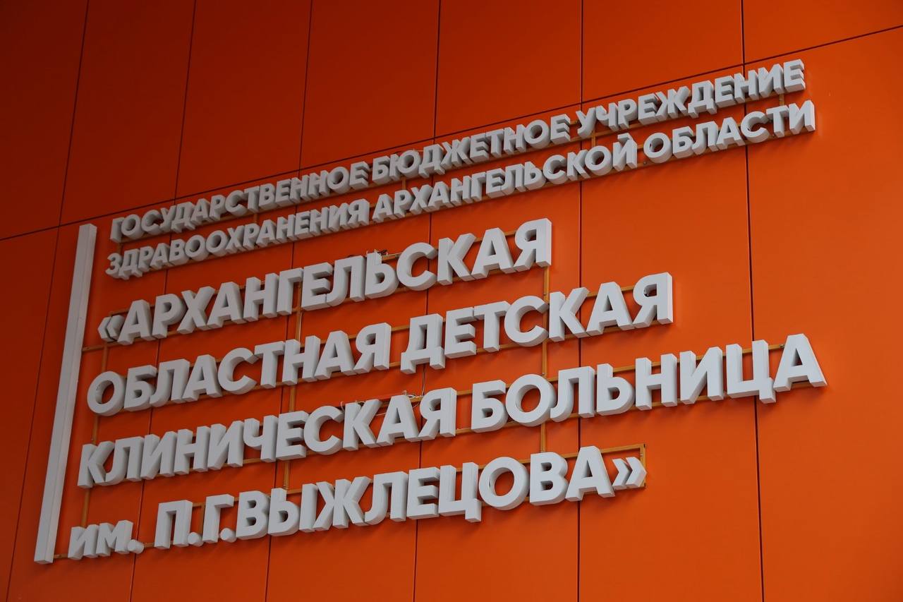 Сегодня на пленарном заседании Госдумы приняли с коллегами важнейший закон направленный на обеспечение здравоохранения квалифицированными кадрами На сегодняшний день по всей России десятки тысяч врачебных и среднемедицинских ставок остаются вакантными Это приводит к колоссальной нагрузке на тех кто уже работает в системе и как следствие влияет на качество и доступность медицинской помощи для граждан Ключевым инструментом поддержки молодых специалистов станет институт наставничества Для выпускников медицинских вузов и колледжей которые только начинают свой профессиональный путь будет обеспечено сопровождение опытными коллегами Это поможет мягче и эффективнее интегрировать новое поколение медиков в практическую работу перенять бесценный опыт и снизить стресс от первых лет самостоятельной деятельности Законом четко определяется где именно выпускники будут работать в период наставничества в медицинских организациях системы ОМС а целевики в учреждениях с которыми заключен договор Срок наставничества будет устанавливаться Минздравом России индивидуально в зависимости от специальности и места работы но не превысит трех лет Важно что в ходе работы над документом были учтены мнения профессионального сообщества Так нам удалось сохранить баланс в целевом приеме 70 мест в медицинских вузах будут целевыми а 30 останутся для бюджетников что дает возможность поступления талантливым абитуриентам вне целевых программ При этом в ординатуре будет действовать стопроцентный целевой прием что позволит более точно закрывать потребности регионов в узких специалистах Это комплексная и продуманная мера которая закладывает основу для устойчивого развития отечественного здравоохранения Мы помогаем молодым специалистам уверенно встать на ноги а пациентам получать качественную и своевременную медицинскую помощь Здрав29 АрхангельскаяОбласть Госдума ДепутатВторыгина