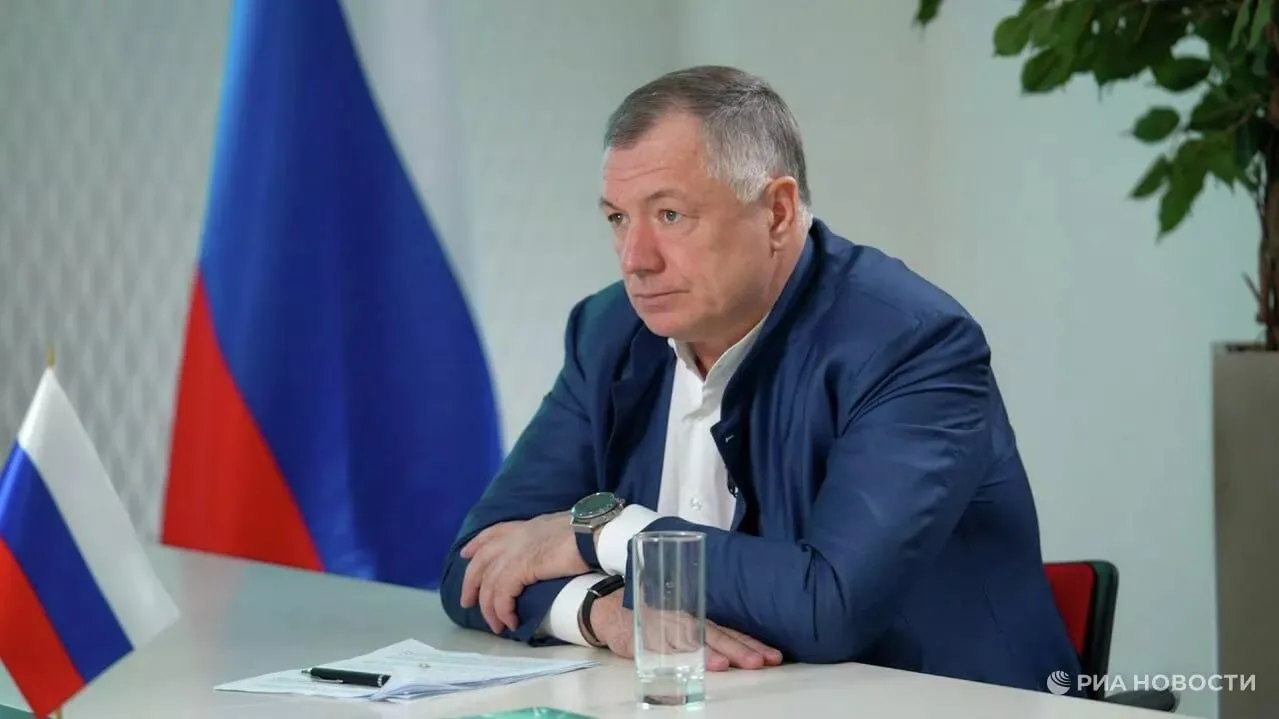 Ставку по семейной ипотеке могут поднять до 8 Правительство обсуждает изменение условий льготной программы По словам вице премьера Марата Хуснуллина ставку могут увеличить с 6 до 8 при расширении лимита кредитования Окончательные параметры утвердят в июне Строительный блок признает проблемы из за охлаждения рынка Главные тезисы вице премьера Падение сильнее ожиданий Эффект от высокой ключевой ставки и отмены льгот уже заметен особенно в сегменте ИЖС Запас прочности девелоперов исчерпан Резервы накопленные до 2024 года закончились Дальнейшее давление несет риски План удержать объемы Задача правительства не допустить падения ввода жилья ниже 100 млн кв м по итогам года Финансовый блок давно ищет способы урезать расходы на субсидии Ранее Минфин предложил отсечь от семейной ипотеки квартиры до 34 кв м и ужесточить выдачу для не состоящих в браке родителей Заявления Хуснуллина показывают что компромиссом Минстроя и Минфина в итоге может стать повышение базовой ставки