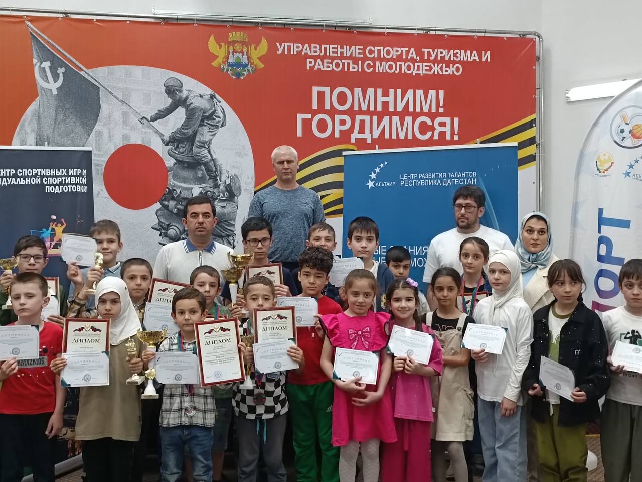 В Махачкале прошёл шахматный турнир ко Дню защиты детей Региональный турнир по шахматам, приуроченный ко Дню защиты детей, состоялся в Махачкале. Его организовали Центр развития талантов «Альтаир» и Федерация шахмат Республики Дагестан. Участники соревновались в двух возрастных категориях. Победителями стали Газимагомед Абакаров и Артур Абсаматов. Всем призёрам и победителям вручили дипломы, кубки и медали. Награды вручали президент Федерации шахмат Джакай Джакаев и руководитель Дирекции «Центр спортивных игр и индивидуальной спортивной подготовки» Зубейда Сефербекова.