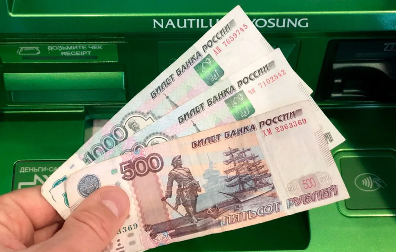 В Госдуме предложили ограничить переводы денежных средств за рубеж для иностранных граждан. Суммы переводов не должны превышать размеры официальной заработной платы. В случае превышения разрешенного лимита мигрантам потребуется предоставить декларацию, подтверждающую источники доходов.