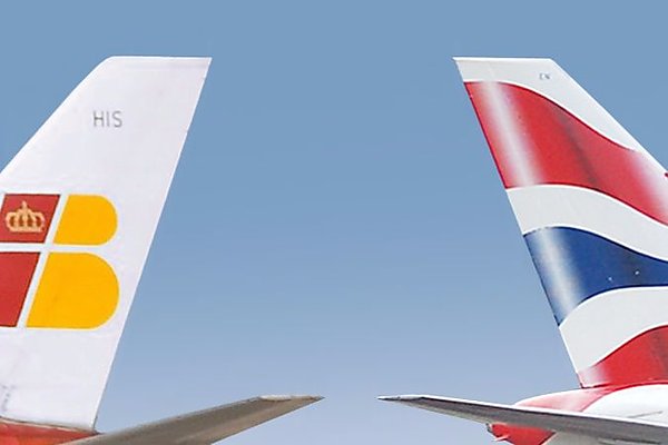 British Airways и Iberia предоставят бесплатный Wi Fi от Starlink в самолетах Пассажиры самолетов авиакомпаний British Airways и Iberia с 2026 года получат возможность пользоваться бесплатным высокоскоростным Wi Fi во время полетов благодаря системам спутниковой связи Starlink Об этом сообщает ТАСС со ссылкой на заявление международного авиационного холдинга International Airlines Group IAG Новое партнерство в сфере высокоскоростного Wi Fi со Starlink будет реализовано более чем на 500 самолетах авиалиний IAG которые выполняют короткие полеты в Европе и длинные трансатлантические и глобальные рейсы сказано в заявлении По информации газеты The Times услуга будет предоставляться бесплатно авиакомпаниями British Airways Iberia и Aer Lingus которые входят в холдинг IAG При этом бюджетные авиалинии Iberia Express и Vueling будут взимать плату за пользование Wi Fi на борту aviaru net n289530