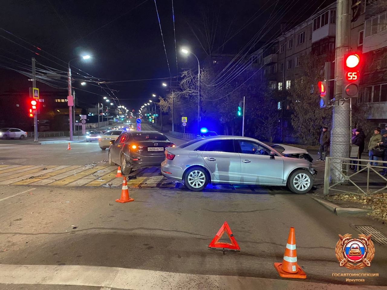 В Иркутске столкнулись три автомобиля два человека пострадали Вечером 29 октября в Свердловском округе Иркутска произошло ДТП с участием трех автомобилей Ауди А3 Ниссан Ноут и Мазда Аксела в результате которого пострадали два человека Авария произошла когда водитель Ауди при повороте налево не убедилась в безопасности маневра и столкнулась с двигавшимся навстречу Ниссан Ноут а затем с попутной Маздой Аксела irktoday