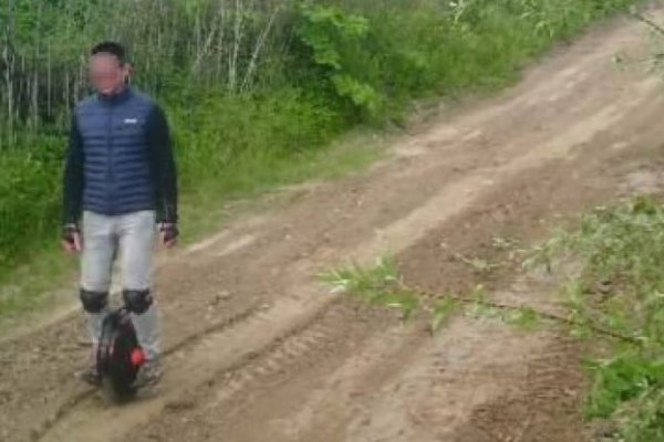 Украинские пограничники поймали уклониста на моноколесе Военнообязанный пытался сбежать из страны в Словакию, сообщает госпогранслужба в своём Telegram-канале. «План мужчины был такой: нарядиться в обычную одежду и отправиться к границе по полевой дороге без вещей, сделав вид, что он просто прогуливается по окрестностям города Ужгород», — рассказали в ведомстве. Подпишись на «Говорит Москва»