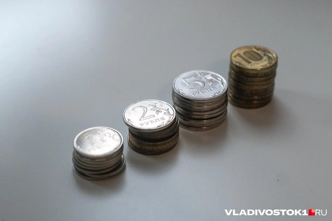 Бюджет Приморья увеличился в 2025 году на 4,2 миллиарда рублей и составил 84,0 миллиарда рублей. В местные бюджеты поступило 18,1 миллиарда рублей, это на 21,1% больше, чем в прошлом году.  За первое полугодие 2025 года от жителей Приморья в бюджетную систему Российской Федерации поступило 144,4 миллиарда рублей. Это на 10,4 миллиарда рублей или на 7,7% больше поступлений аналогичного периода 2024 года. Рост доходов местных бюджетов Приморского края превысил 21% в сравнении с тем же периодом 2024-го.  Основную часть доходов обеспечили следующие налоги:   налог на доходы физических лиц — 34,6%;   налог на прибыль организаций — 23,1%;   налог на добавленную стоимость — 17,1%;   единый налог, уплачиваемый в связи с применением УСН — 8,0%.   Подписаться
