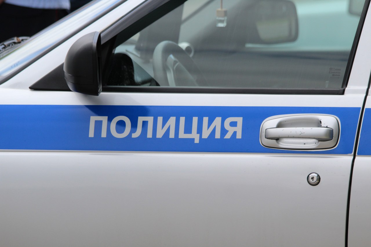 Хотел развлечься 18 летний оренбуржец расстрелял автобус с пассажирами  В Бугуруслане 18 летний молодой человек расстрелял автобус с пассажирами из пневматического газового пистолета Парень находился на заднем сиденье легкового автомобиля когда вдруг ему пришла в голову эта мысль пострелять в попутно ехавший микроавтобус К счастью никто не пострадал В автобусе повреждены кузов и заднее стекло  Когда юношу задержали полицейские он пояснил что злого умысла у него не было просто хотел развлечься  Расследование уголовного дела продолжается Парня обвиняют по ч 2 ст 213 УК РФ Хулиганство Санкция статьи предусматривает штраф в размере от пятисот тысяч до одного миллиона рублей либо принудительные работы на срок до пяти лет либо лишение свободы на срок до семи лет