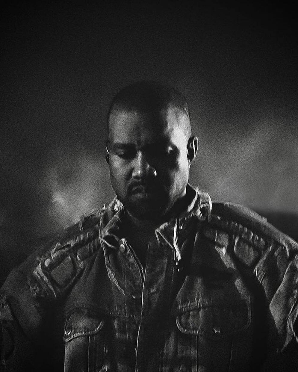 Канье Уэст написал большое письмо с извинениями за свои антисемитские высказывания В тексте опубликованном в новом номере The Wall Street Journal музыкант подробно рассказал о причинах своего поведения связывая его с тяжёлым психическим состоянием Он объяснил что 25 лет назад после автокатастрофы получил травму лобной доли мозга которая долго оставалась недиагностированной По словам Уэста это привело к биполярному расстройству I типа с маниакальными эпизодами потерей связи с реальностью провалами в памяти и импульсивными поступками Музыкант признал что в такие моменты тянулся к разрушительным символам включая нацистскую символику и выразил глубокое сожаление о своих словах и действиях Он подчеркнул что не является ни нацистом ни антисемитом извинился перед еврейской и чернокожей общинами и рассказал о недавнем тяжёлом психотическом эпизоде после которого начал системное лечение Полный текст письма опубликовало издание Variety В сети обсуждают что извинение может быть частью промо кампании нового альбома Йе под названием Bully релиз которого запланирован уже на эту пятницу 30 января