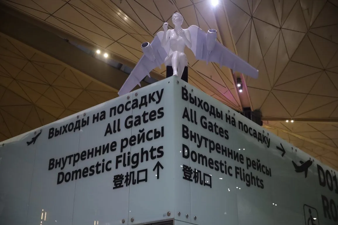 Международный аэропорт Мурманска имени Николая II в период с января по март 2026 года обслужил 380 8 тыс пассажиров что на 5 превышает показатели аналогичного периода прошлого года Информация предоставлена агентством Интерфакс Основной вклад в квартальный рост внес февраль пассажиропоток увеличился на 22 тыс человек по сравнению с февралем 2025 года Март напротив показал снижение показателей уступив прошлому году почти на тысячу пассажиров Аэропорт сохраняет статус крупнейшего аэропорта за полярным кругом В 2026 году он обслуживает десять направлений девять внутренних и одно международное Среди городов назначения Москва Санкт Петербург Минск Архангельск Екатеринбург Казань Калининград Череповец Сочи и Петрозаводск   С 20 ноября 2025 года для приема пассажиров функционирует новый терминал строительство которого велось с 2023 года за счет средств холдинга Новапорт Стоимость объекта составила 4 5 млрд руб что позволило вдвое увеличить пропускную способность аэропорта