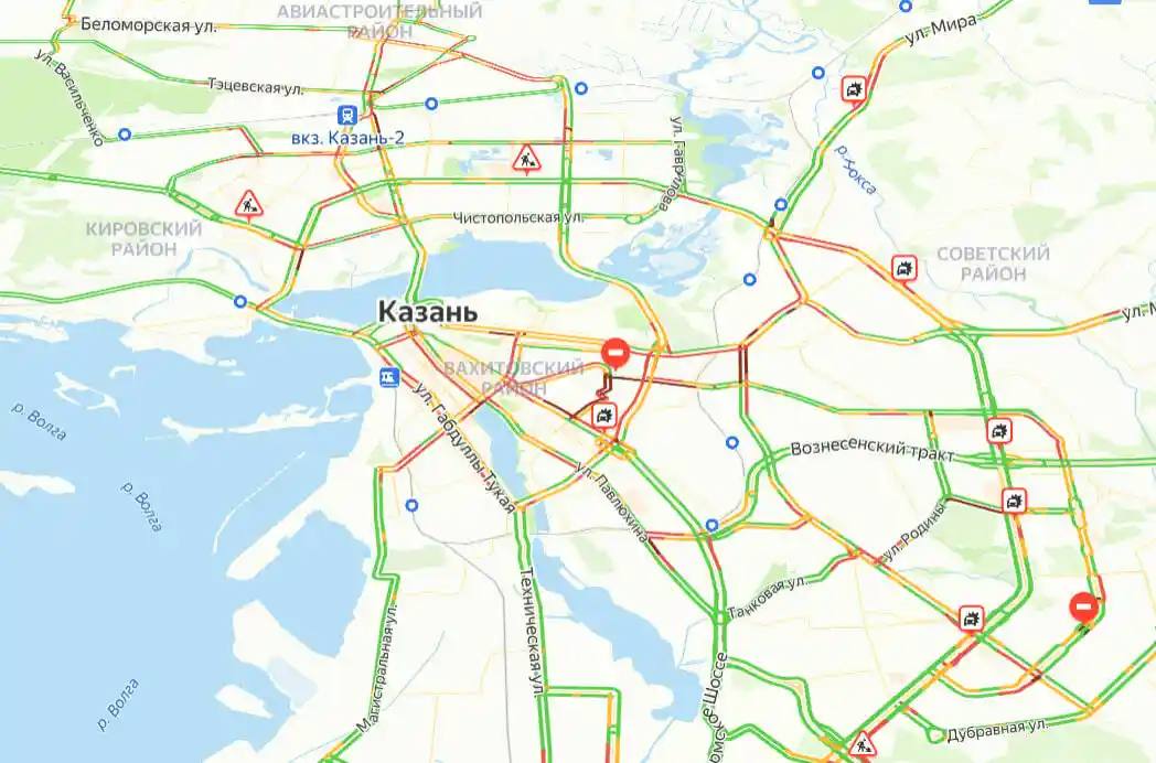 В Казани зафиксировали 8-балльные пробки В Казани образовались восьмибалльные пробки. Об этом сообщают местные Телеграм-каналы. По данным сервиса «Яндекс.Карты», движение на центральных улицах значительно замедлилось, а крупные заторы образовались на проспекте Победы, улице Ямашева и улице Рихарда Зорге. Кроме того, зафиксировано порядка шести дорожно-транспортных происшествий. Водителям рекомендуется проявлять осторожность и по возможности избегать поездок в центре города. Ожидается, что ситуация с пробками продлится до позднего вечера. Подписаться Сообщить новость