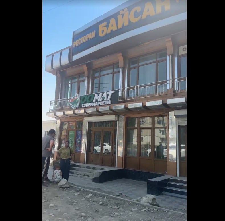 В Оше сносят здания, которые принадлежат бывшим депутату, послу, работнику налоговой, экс-спикерам парламента  Объекты незаконно построены вдоль реки Ак-Буура на улице Насирдина Исанова.   По данным мэрии:   Стоматологическая клиника "Эрдент" принадлежит бывшему высокопоставленному сотруднику налоговой службы Эрмеку Чоюнову   Ресторан "Байсан" — экс-спикеру парламента Ахматбеку Келдибекову   Автошкола — бывшему торага Асылбеку Жээнбекову   Ряд объектов  кафе, павильоны и т.д.  — бывшему депутату Урмат Аманбаевой и экс-послу в США Бакытбеку Аманбаеву  сестра и брат