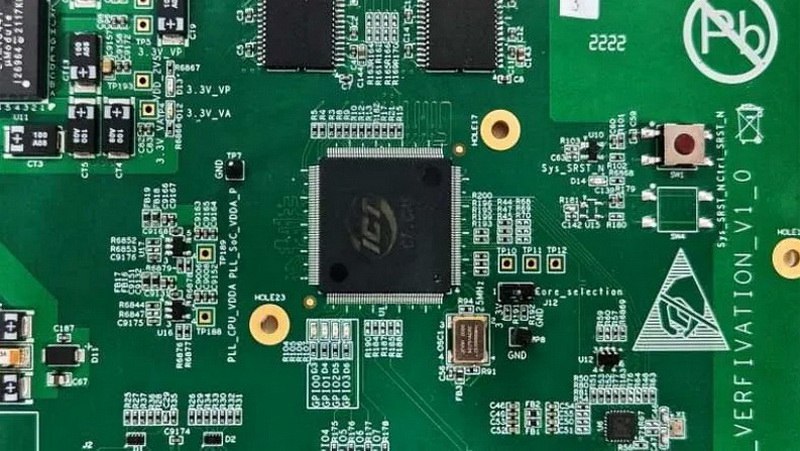 В Китае создан ИИ-платформа QiMeng, способная autonomously проектировать процессоры на уровне человеческих экспертов. Она использует большие языковые модели LLM для автоматизированного проектирования аппаратного и программного обеспечения. Платформа уже спроектировала два процессора: - QiMeng-CPU-v1 — сопоставимый с Intel 486 1986 . - QiMeng-CPU-v2 — конкурент чипов на Arm Cortex-A53 2012 . QiMeng оптимизирует проектирование и проверку чипов, снижая затраты и ускоряя процесс. Разработчики подчеркивают необходимость автоматизации в ответ на ограничения существующих технологий. Крупные западные компании также активно внедряют ИИ в проектирование микросхем. Например, Cadence и Synopsys применяют ИИ на ключевых этапах разработки. Источник изображений: Китайская академия наук Для более подробной информации можно ознакомиться с полным текстом статьи здесь.