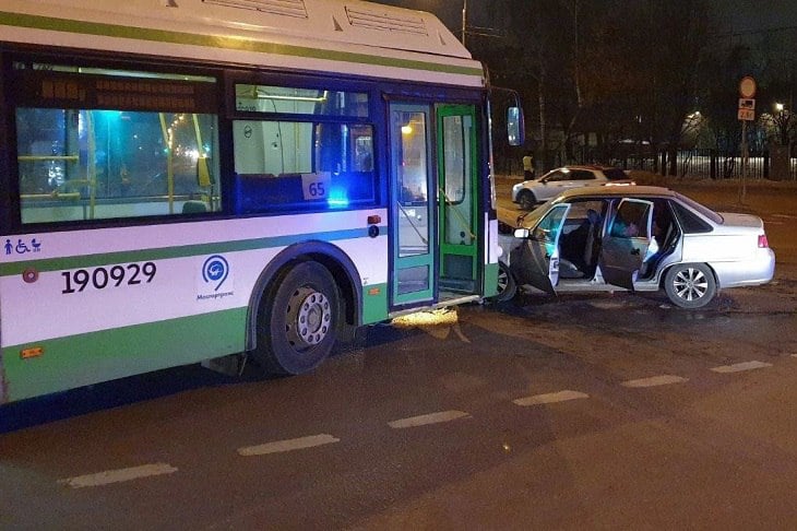 В Волгограде автобусный парк заплатит крупную сумму за подбитую Toyota  Компенсацию за нанесенный ущерб в результате дорожно-транспортного происшествия удалось отсудить с ООО «Волгоградский автобусный парк» водителю Toyota. Как сообщает V102.RU, автобусный парк теперь должен заплатить за восстановление искореженной иномарки почти 790 тысяч рублей.   Подробнее