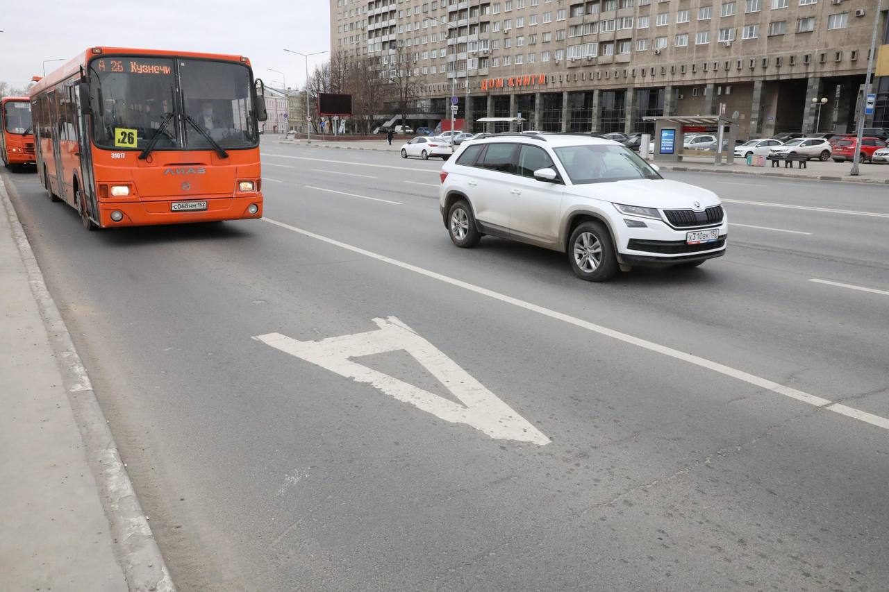 Три новые выделенные полосы для общественного транспорта появятся в Нижнем в этом году  Одна из выделенок появится на улице Ванеева от улицы Бориса Панина до Канашской в направлении Советской площади.  Еще одну из выделенок организуют на проспекте Ленина от проспекта Кирова до станции метро «Автозаводская».  Также полоса для общественного транспорта появится на проспекте Ленина от улицы Дружбы до Новикова-Прибоя.   Подпишись \ Предложи новость