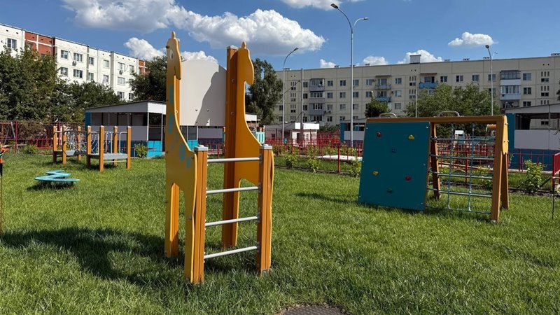 Константин Хмельницкий проинспектировал строительство нового детского сада в Новочеркасске.  Заместитель главы администрации Новочеркасска Константин Хмельницкий вместе с начальником управления образования города Екатериной Удовенко посетили стройплощадку нового детского сада по улице Авиаторов.  В рамках выездного совещания обсудили важные  вопросы, которые могут повлиять на его работу после открытия. Были осмотрены внутренние помещения и места для отдыха детей на улице. По итогам визита были сделаны некоторые замечания, которые были переданы в департамент строительства. «Надеемся, что заказчик и подрядчик учтут рекомендации при приемке здания», - отметил Константин Хмельницкий.