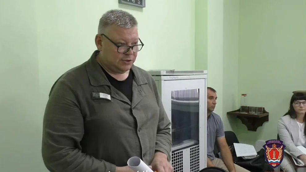 Суд освободил экс-депутата горсовета Красноярска и гендиректора «Сибстройинвест» Геннадия Торгунакова. В августе 2024 года его приговорили к 10 годам и 10 месяцам колонии. По версии следствия, фирма «Сибстройинвест» заключала договоры долевого участия в строительстве двух жилых домом на улице Грунтовой, 28 и одного дома на улице Металлургов. Правоохранители считают, что застройщик использовал средства дольщиков на строительство торгово-офисного центра и возврат займов учредителю. Также, по мнению следствия, Геннадий Торгунаков рассчитывался недостроенными квартирами за работы, проведенные на другом объекте, без их фактической оплаты. Сумма предполагаемого ущерба составила свыше 600 млн руб. Фото: прокуратура Красноярского края Подписывайтесь на «Ъ-Сибирь»