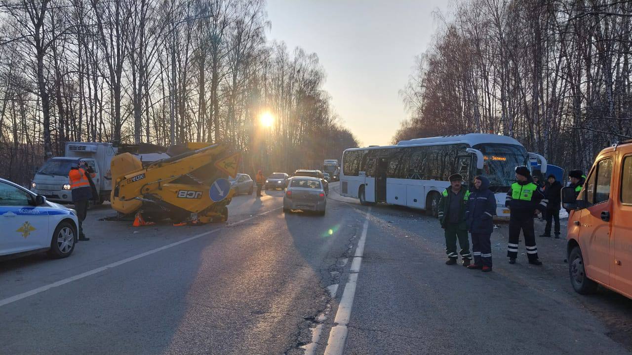 В администрации Зеленодольского района рассказали подробности ДТП с автобусом  Выяснилось, что автобус направлялся из Зеленодольска в Казань. В какой-то момент 33-летний водитель экскаватора-погрузчика пересек сплошную линию разметки и допустил столкновение. По данным администрации района, в салоне автобуса находились 10 пассажиров. В результате столкновения пострадал водитель экскаватора. С переломом левой ключицы его госпитализировали в Зеленодольскую ЦРБ.   Подпишитесь: