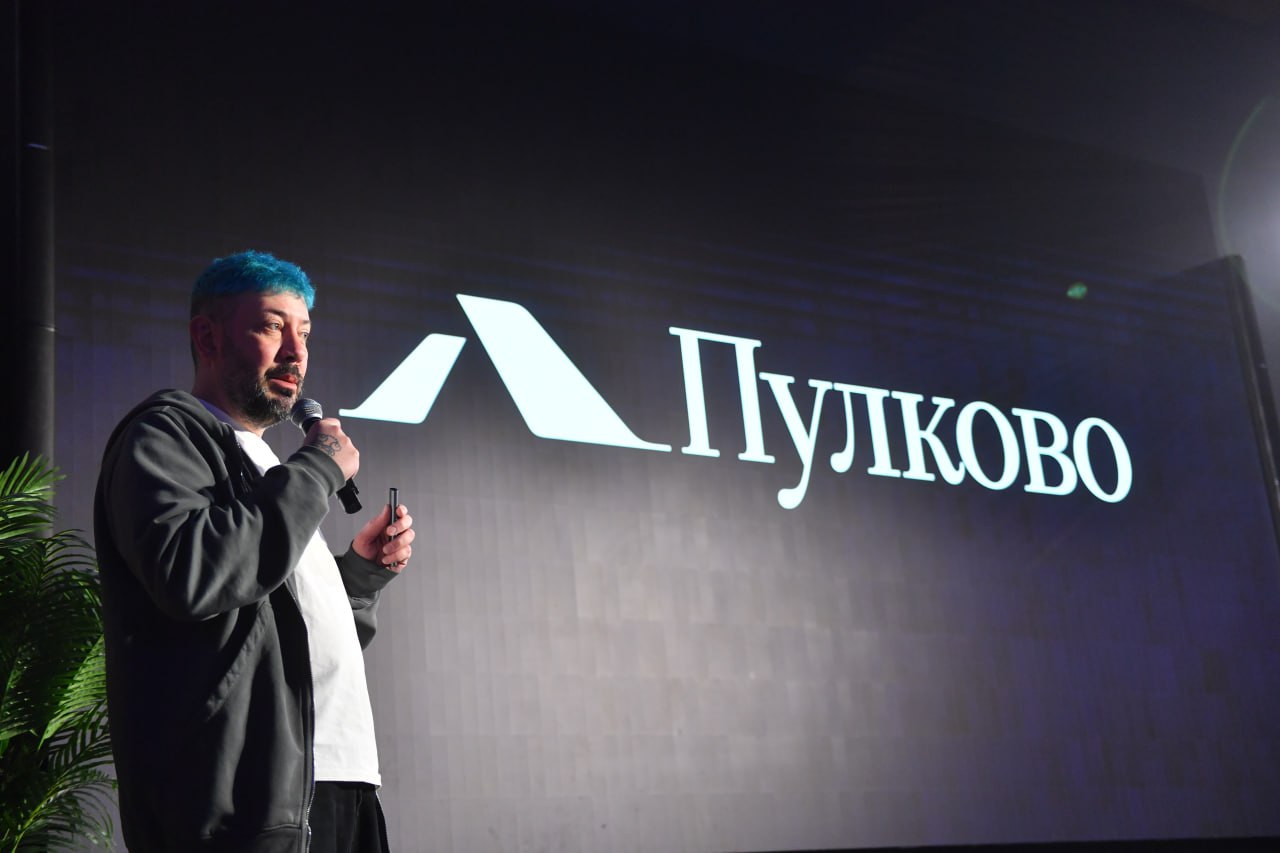 Сегодня мы увидели обновленную версию фирменного стиля аэропорта Пулково В логотипе который разработала Студия Артемия Лебедева вшито сразу несколько смыслов в нем угадывается крыло самолета как понятный символ воздушной гавани и пролет разводного моста одна из главных достопримечательностей Петербурга Мне кажется логотип Пулково получился очень элегантным именно таким каким должен быть логотип настоящего петербургского именно петербургского аэропорта И здорово что мы привлекли специалистов которые смогли так грамотно переосмыслить знакомый образ