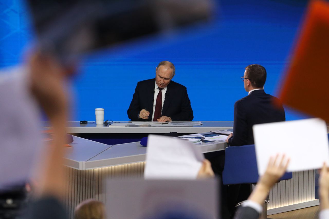 Владимир Путин о системе детских пособий В ходе Итогов года Президент вновь вернулся к вопросу выплат семьям с детьми Владимир Путин заявил что действующая система в ряде случаев дестимулирует людей к трудовой деятельности и назвал это ошибкой со стороны правительства По словам главы государства экономического эффекта такие решения не дают а попытка пополнить бюджет за счёт многодетных семей является недопустимой Фото Даниила Зинченко