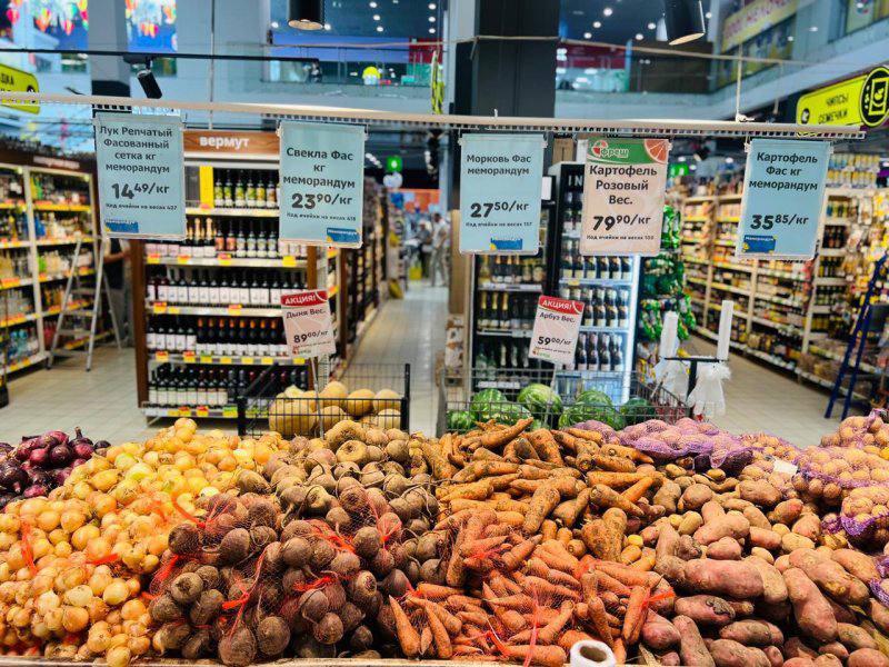 Рыба, свежие овощи и продукты «борщевой корзины» подешевели в Севастополе Специалисты департамента сельского хозяйства и потребительского рынка провели традиционный мониторинг цен в торговых сетях. В связи с фактором сезонности зафиксировано незначительное подорожание яиц, огурцов, замороженной курицы. Вместе с тем запас продовольствия на потребительском рынке поддерживается на должном уровне. В Севастополе продолжает действовать «Меморандум о взаимопонимании», заключённый между Правительством города и региональными торговыми сетями. Согласно документу, наценка на товары категории социальной значимости не должна превышать 15 процентов. Такие позиции отмечены синими ценниками и пометкой «Меморандум». Полный перечень товаров категории можно получить в уголке потребителя. Фото: Правительство Севастополя Легендарный 24 Севастополь