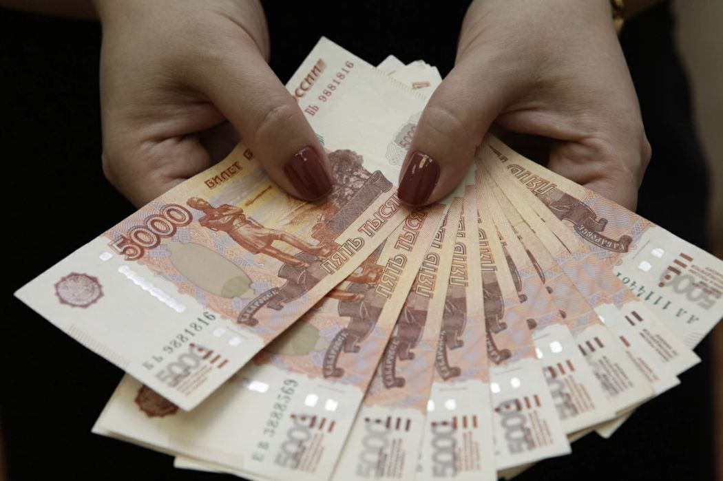Жительница Ингушетии уличена в афере на 680 тысяч рублей при получении «северных» выплат на детей  Сотрудники отдела уголовного розыска МО МВД России «Сунженский» Республики Ингушетия в результате проведённых оперативно-розыскных мероприятий выявили факт мошенничества при получении выплат, совершённого 30-летней жительницей сельского поселения Троицкое.  Полицейские установили, что в апреле прошлого года подозреваемая через портал государственных услуг направила в отделение Фонда пенсионного и социального страхования Российской Федерации по Ханты-Мансийскому автономному округу – Югре заявление на получение ежемесячного пособия на троих своих малолетних детей. В качестве места пребывания женщина указала город Сургут, хотя фактически она вместе с семьёй продолжала находиться в Ингушетии.  После этого ей одобрили ежемесячные выплаты с учётом «северного» коэффициента. Всего за период с мая 2024 года по апрель 2025 года злоумышленница незаконно получила пособия на общую сумму свыше 680 тысяч рублей, которыми она распорядилась по своему усмотрению.  В отношении подозреваемой возбуждено уголовное дело по признакам преступления, предусмотренного ч. 3 ст. 159.2 Уголовного кодекса Российской Федерации. На период расследования ей избрана мера пресечения в виде подписки о невыезде и надлежащем поведении.