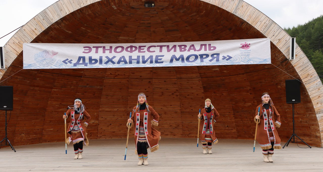 В Магадане завершился V межрегиональный этнофестиваль «Дыхание моря»! Дружный многонациональный праздник, прошел весело, шумно и масштабно, даря радость всем участникам и гостям! Гости фестиваля знакомились с национальной кухней, выбирали "Мисс зрительских симпатий" среди очаровательных участниц конкурса "Краса Охотского моря", наслаждались яркой концертной программой. На фестивале "Дыхание моря" национальное творчество вновь объединило людей разных культур и традиций, подарив всем нам незабываемые впечатления, моменты радости, сопереживания и восхищения! О том, как прошел фестиваль смотрите в нашем фотоотчете #ДыханиеМоря2025 #ЦНК #гаукоток 