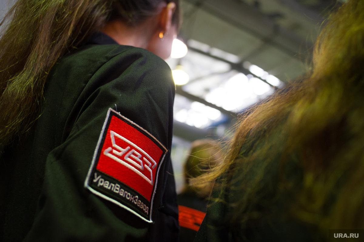 На Уралвагонзаводе начнут сокращать сотрудников В первую очередь оптимизация затронет административно управленческие расходы В предприятии рассказали что завод продолжает стабильно работать над гособоронзаказами А также идет поиск и новый набор сотрудников Недавно на УВЗ перевели часть сотрудников на четырехдневку из за падения спроса на производство гражданской продукции Подписаться Дать буст