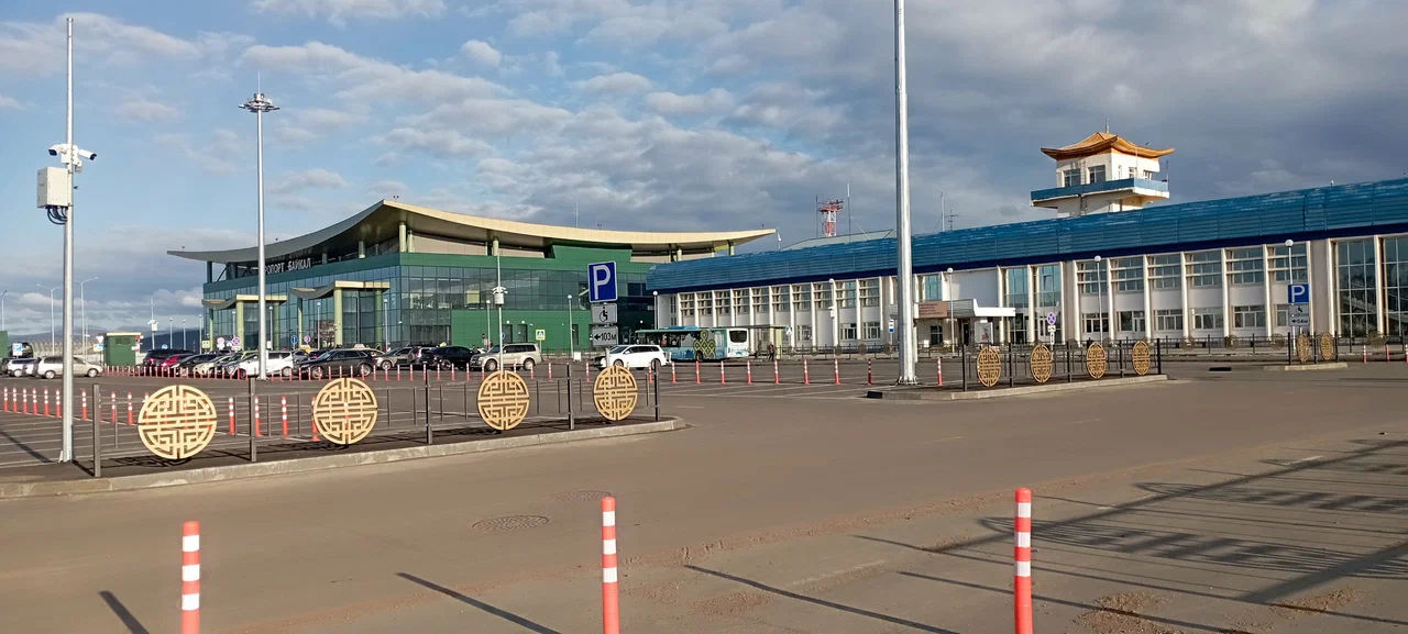 Аромат нового терминала: аэропорт Улан-Удэ в апреле Генеральный директор аэропорта «Байкал» Дмитрий Гармаев отчитался о 61 тысяче обслуженных пассажиров за апрель. Цифра на 23 процента превышает показатели аналогичного периода 2024 года. Москва остаётся главным магнитом для жителей Бурятии. Увеличился интерес к рейсам в Казань, Иркутск, Новосибирск, Красноярск. Подробнее – на Бабре #бурятия #аэропортбайкал