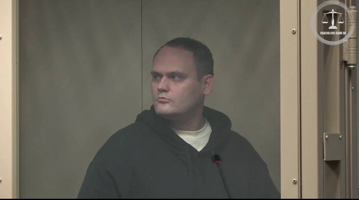 За педофилию повторно отправили в колонию бывшего фитнес тренера из Екатеринбурга Алексея Сушко приговорили к 17 годам лишения свободы Его также направили на принудительное лечение в психиатрическую больницу По версии следствия находясь в Анапе мужчина снял трусы перед двумя девочками в подъезде Тогда его задержали и отправили в СИЗО Вину он не признал Впервые Сушко осудили в ноябре 2017 года Он трогал девочку которая пришла на тренировку а затем спустил штаны и показал ей свой половой орган Тогда его приговорили к восьми годам колонии но после срок заключения сократили до шести лет В 2024 году тренер вышел на свободу Фото Объединенная пресс служба судов Краснодарского края Новости из Екатеринбурга