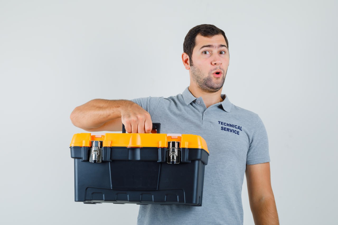 Бесхозный чемоданчик довел жителя Улан Удэ до уголовного дела Накануне в Улан Удэ оперативниками уголовного розыска была раскрыта кража инструментов с парковки Хозяин пропажи случайно забыл их а когда вернулся имущества и след простыл Кейс с инструментами нашел 21 летний парень и оставил себе за что и поплатился Бурятия Подробнее в Номер один Сообщить нам свою новость можно по кнопке Письмо в редакцию