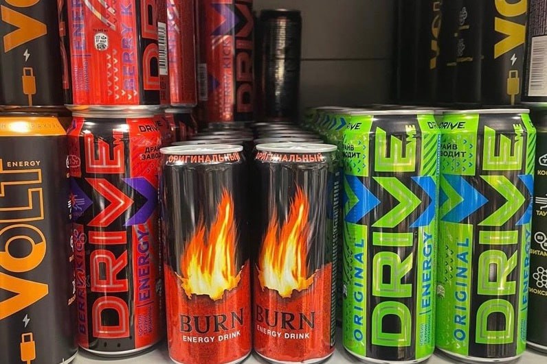 Кофе газировка энергетики пакетированные соки и алкоголь вредят суставам предупреждают врачи Всё из за фосфорной кислоты и сахара они вымывают кальций и провоцируют воспаления Кофе и алкоголь усиливают потерю кальция поэтому врачи советуют после каждой чашки кофе выпивать два стакана воды 1337