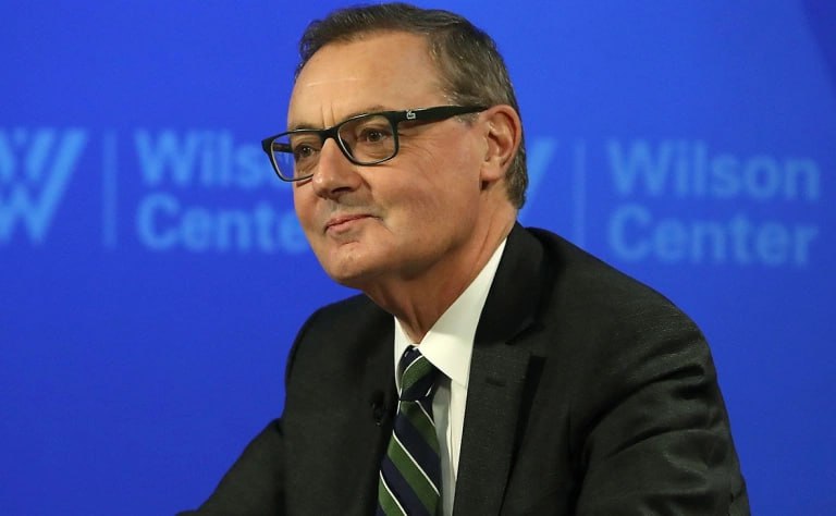 Администрация президента США Дональда Трампа планирует вернуть России ее замороженные активы после подписания мирного соглашения пишет Politico со ссылкой на двух высокопоставленных дипломатов Об этом американские чиновники сказали посланнику Евросоюза по вопросам санкций Дэвиду О Салливану во время его визита в Вашингтон летом В сентябре после поездки О Салливана глава ЕК Урсула фон дер Ляйен предложила выделить Украине репарационный кредит под залог заблокированных активов России Фото Mark Wilson Getty Images РБК в Telegram и MAX