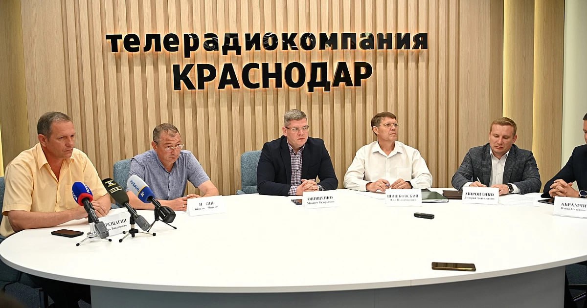 Чиновники рассказали о готовности Краснодара к пиковым нагрузкам на электросети На брифинге в администрации Краснодара городские чиновники заявили о готовности города к максимальным энергонагрузкам на электросети, которые ежегодно достигают 95% в пиковые часы с 13:00 до 17:00 при температуре около 40 градусов. Рост энергопотребления составляет 5–7% ежегодно. Представители ресурсоснабжающих организаций сообщили о замене трансформаторов, ремонте и строительстве подстанций, а также о капитальном и текущем ремонте воздушных линий. Краснодарцев призывают выключать сплит-системы при выходе из дома, чтобы снизить нагрузку на сети. Андрей Зубов /фото/видео для публикации или заказать рекламу: «Утренний Юг»