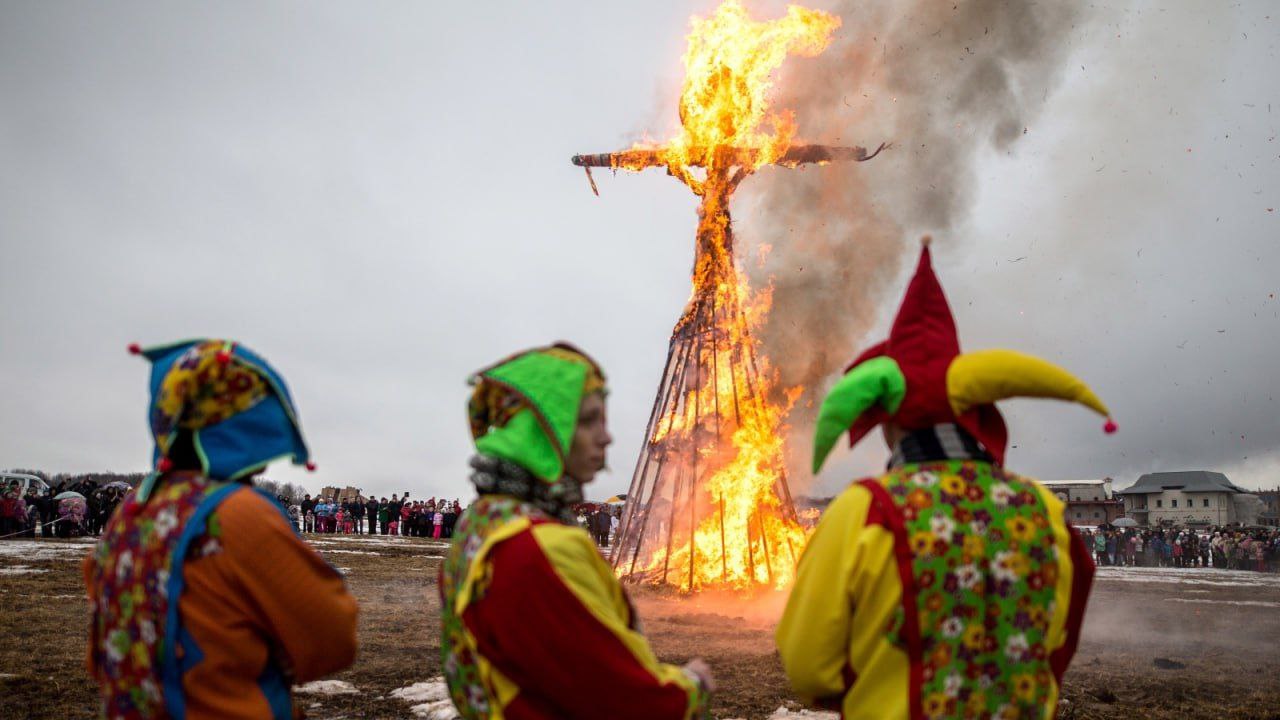 Масленица это большой грех и языческое безобразие считают в РПЦ Иерей Постернак заявил что отмечать праздник нужно скромно без массовых гуляний а блины допустимы только в среду и пятницу и только в умеренном количестве Сжигание чучела запретили потому что это оккультная практика Подпишись на ПРИМОРЬЕ LIVE