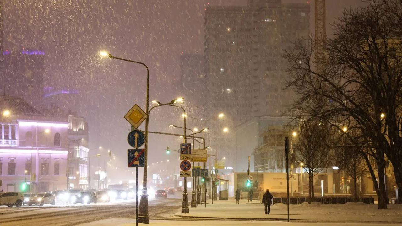 В Москве снова зима: уже на следующей неделе в столицу вернутся аномальные холода, проливные дожди и мокрый снег. Синоптики предупреждают, что температура упадет до -1 градуса, а также ожидается огромное количество осадков. Потепление случится только в конце мая. Москвичи в этом году без весны.